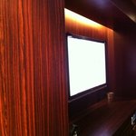 フラチ - 広ーいカラオケボックス室内