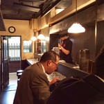 とんかつ七兵衛 - 店内風景。カウンターのみで、通路が狭いので入退店時に苦労する。