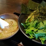 Iwamotoya - つけ麺に青菜のトッピング