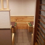 Ha duki - 店内入り直ぐ右側にテーブル席が２つ有ります。
