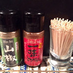 とんかつ七兵衛 - カウンター上には、これらのアイテムのみ常備。ちなみに、このHachi(スパイスやカレーの老舗ブランド)の山椒と七味は百均でも売っている。