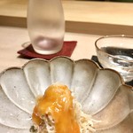 鮨処 有馬 - 毛蟹ほぐし身にイバラ蟹の内子塩漬けを掛けて。贅沢な一品。北海道の最高な蟹を満喫。素晴らしい組み合わせ。