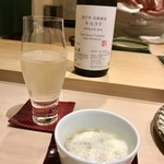 鮨処 有馬 - 旬のサロマ湖一年物牡蠣の大和芋掛け。牡蠣は小振りで味がギュッと締まって甘く大変濃い。出汁が素晴らしく引き立てるだけでなく、最後に飲み干すのが勿体無く感じます。