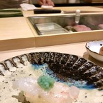 鮨処 有馬 - ボタン海老の卵乗せ。丁寧に丁寧に捌いて水気をしっかり取りながら更に盛ります。人生で一番美味しかったボタン海老。