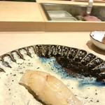 鮨処 有馬 - 平目の昆布締め。肉厚で平目の香りを引き出す素晴らしい昆布締め。昆布が良いだけでなく、締めの技術が素晴らしい。