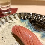 鮨処 有馬 - 大間のマグロ。口に入れた瞬間、マグロの香り高い味と旨みが拡がります。シャリと混ざると更にマグロの旨みが増します。柔らかく脂がとろりと溶けて、嫌でも飲み込んでしまいます。