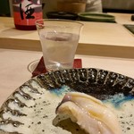 鮨処 有馬 - 北寄貝。やはり札幌に来たら新鮮な北寄貝は頂かないと。磯の香りと新鮮な貝独特の香りがあいまり、シャリが更に引き立てます。本州では味わえない地元ならではの味。