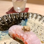 鮨処 有馬 - キンキの湯引き肝乗せ。キンキの骨とアラから取ったスープに軽く湯引きして締めた一品。スープの味と湯引きによる引き締めを纏ったキンキは、歯応えが変化し、肝が更に味を引き立てます。素晴らしい！