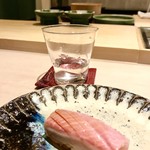 鮨処 有馬 - 鰤。脂がたっぷり乗って柔らかいのに、全く鰤独特の臭さを感じず、これが本当の鰤か！と思わせる一品。包丁入れが更に口に入れた際の味の拡がりを演出します、