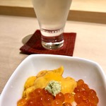 鮨処 有馬 - イクラとバフン雲丹。一口では勿体無く暫し摘みで頂きました。甘みと旨み、漬けの塩梅が素晴らしいマッチング。