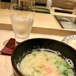 鮨処 有馬 - ボタン海老の頭とアラで取った味噌汁。アオサとあいまり口中が磯の香りに包まれます。