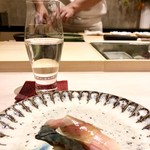 鮨処 有馬 - 握りのバッテラ松前昆布乗せ。脂の乗った新鮮な鯖を押さずに握り、バッテラ風にして頂きます。鯖らしい独特の香りを引き立てる松前昆布。良い仕事してますねー。コハダも時期に頂きたくなりました。