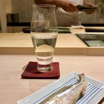 鮨処 有馬 - 旬を迎えた生のシシャモを、軽く塩振りして数時間置いてから軽く焼きます。人生初の最高のシシャモ。身がフワフワシッカリ。シシャモは数を食べて来ましたが、今迄のはカラフトシシャモだったみたいです。