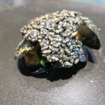 イチリン ハナレ - ムール貝 竹炭を練り込んだおこげ 水連菜2