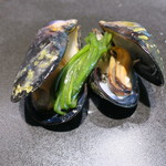 イチリン ハナレ - ムール貝 竹炭を練り込んだおこげ 水連菜3