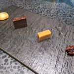 イチリン ハナレ - 茶菓子：杏仁のクッキー 青山椒のチョコレートのテリーヌ 生姜の生キャラメル ピーカンナッツの飴炊き