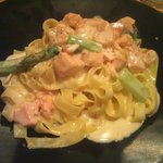 オステリアルーナマーレ - サーモンとアスパラのクリームソースフィットチーネ