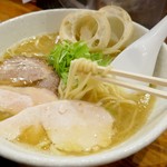 らーめん専門 和海 - 麺はややウェーブのかかった太麺