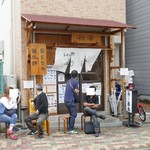 らーめん専門 和海 - 平日にも関わらず行列が出来ています