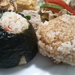 おむすび屋　こめり - 左：玄米鮭160円　右：玄米おこげ100円