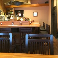 てん樹 北野坂店 - テーブル席からカウンターを臨む