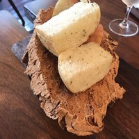 オステリア イル パリアッチョ - 流木に乗ったパン