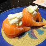 金沢まいもん寿司 吹田グリーンプレイス店 - サーモンとクリームチーズ