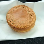 菓匠 果寿庵 - 栗入りの大判焼き120円。
生地は薄いもちもちとした食感であんこたっぷり。
とても大きな栗が入っていました。