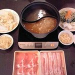 Shabuyou - 鍋上部：白だし／鍋下部：【季節のお出汁】焦がし味噌バターだし【２０１７年１０月撮影】