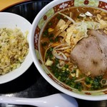 ラーメン屋 壱番亭 - 焦がしニンニク味噌ラーメン＋半チャーハン