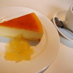 カフェ ダール - Dessert Set ベイクドチーズケーキ, 林檎のコンフィチュール添え, コーヒー (1050円)