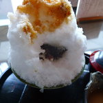 阿左美冷蔵 金崎本店 - 土手をほじるとあずきが顔を出す