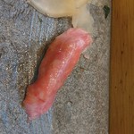 寿司栄 - 大トロの剥がしの部分