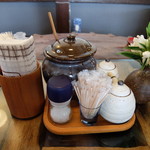 仁亭 - 卓上の調味料など