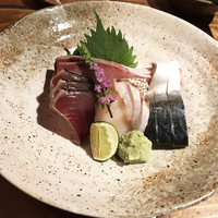 味とく家 - お造り盛り合わせ 明石天然真鯛焼き霜 北海道天然ブリ 気仙沼かつおのタタキ 北海道産ホタテ 九州のマサバのきずし