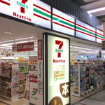 セブンイレブン - 店舗外観。在来線と新幹線の乗り換え時に便利に利用できる。