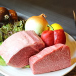 【特選黑毛和牛】 特別午餐 (附烤蔬菜、沙拉、米飯、紅湯、甜點)