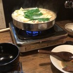 博多もつ鍋 前田屋 - ニラが煮えた食べ頃のもつ鍋です