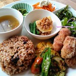 精進cafe宙 - 精進プレートランチ（メイン：大豆ミートの唐揚げと野菜のソテーバジルソース）