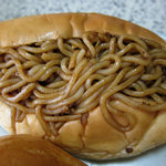 アサカベーカリー - これてもかって量の焼きそば入り