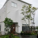 糸島市篠原西にある「Boulangerie NOAN（ブランジュリ・ノアン）」さんの2階がカフェスペース「cafe noan」さんです。