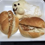 阪急ベーカリー香房 - 料理写真:フィッシュバーガー、和風チキンバーガー、おばけのクリームパン　※各108円（税込）