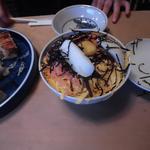 寿し寅 - 小丼に見えるけど、実際はたくさん入ってます