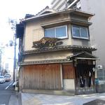 寿し寅 - 町の角に静かに佇む