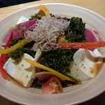 わらやき屋 - アオサ海苔と豆腐のサラダ