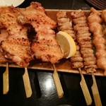 手羽先 300円/本・外税　皮 190円/本他・外税