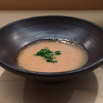 日本橋蛎殻町 すぎた - 味噌の様な風味があるカワハギの肝のタレ。濃口はしっかりときいていてほんのりと味醂由来のような甘み。