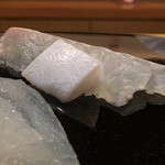 日本橋蛎殻町 すぎた - 平目。つるんとした滑かな食感。きめの細かい身質でムチムチと歯を跳ね返す。脂のりは穏やかで塩などは使わずに軽く脱水してあるよう。