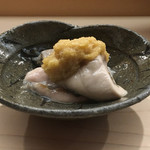 日本橋蛎殻町 すぎた - 仙鳳趾牡蠣。上におろし酢橘、山葵で。生で何もしていないがやはり濃厚でクリーミー。少しだけ海の風味があり、ねっとりとした食感はかるく火を入れてあるかのよう。大きすぎず中くらいのサイズがベストだという。