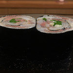 日本橋蛎殻町 すぎた - 鯖の事もあるが定番の鰯の海苔巻き。鰯の海苔巻き。大葉やミョウガの酢漬け、浅葱を巻きこんで。微かに甘みをつけたような茗荷の酢漬け。鰯は抜群の脂のりでトロプル。酸味も穏やかで素晴らしい。絶品。